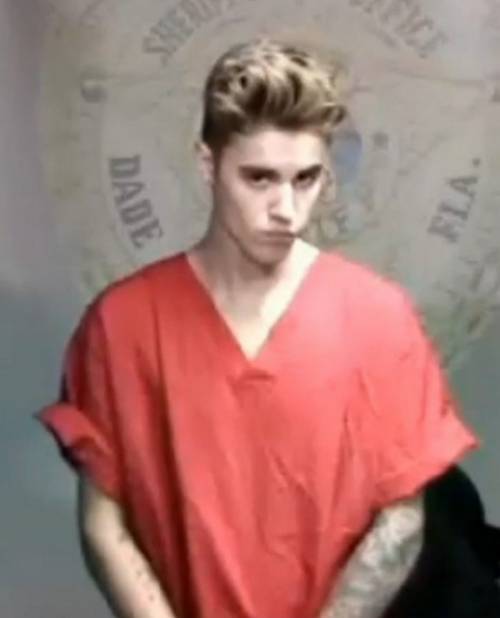 Justin Bieber, smorfie e boccacce in prigione prima di uscire su cauzione