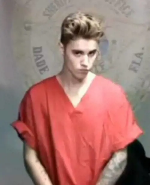 Justin Bieber, smorfie e boccacce in prigione prima di uscire su cauzione