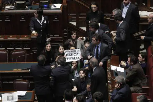 La contestazione al Decreto legge sui banchi del governo