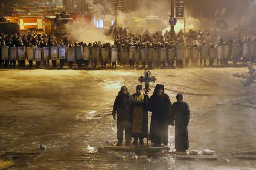 I preti ortodossi tra polizia e manifestanti