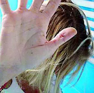 Stupro di gruppo a una 14enne: i colpevoli traditi dai telefoniniSui cellulari trovate le foto scattate durante la violenza