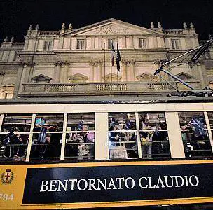 Concerto a porte aperte per Abbado: stop al traffico attorno a piazza ScalaLa musica inizia alle 18, i blocchi già un'ora prima