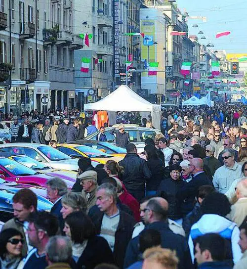 Tre ore distesa per terra: ignorata da tutti