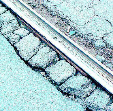 Traffico, buche e rotaie: non è una città per ciclisti