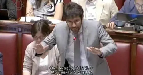 Il grillino che fa il fascista Urla "Boia chi molla" mentre parla la Boldrini