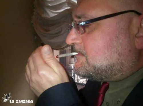 Il deputato di Sel fuma una canna in Parlamento