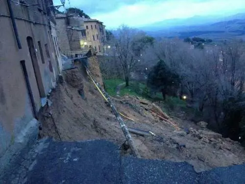 Volterra, crollano le mura medievali