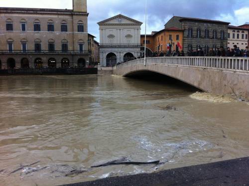L'Arno in piena a Pisa
