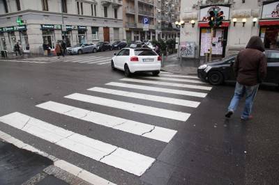 Milano: ragazzina di 13 anni investita, il conducente non si ferma