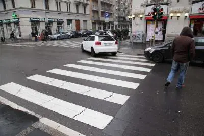 Attraversa fuori dalle strisce, multata una signora livornese