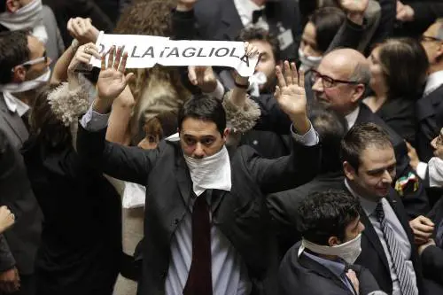 I Questori sulla rissa in Aula: "Il M5S voleva bloccare la Camera"