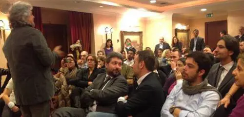 Il buffetto di Grillo ai suoi: "Calmatevi e siate sorridenti"