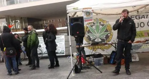 La sinistra va in piazza per le sue priorità: droghe libere e aborto