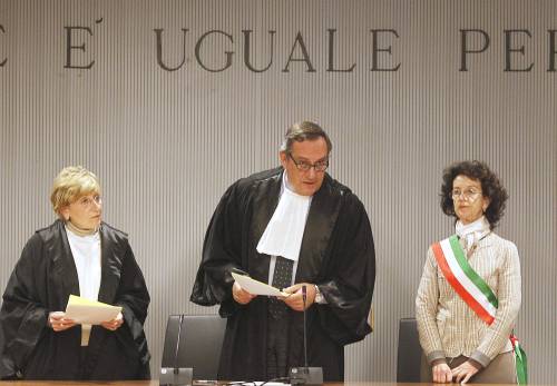 Le toghe si svegliano tardi: processo a chi parla troppo