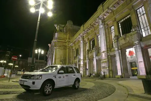 Land Rover con Croce Rossa sulle strade della solidarietà