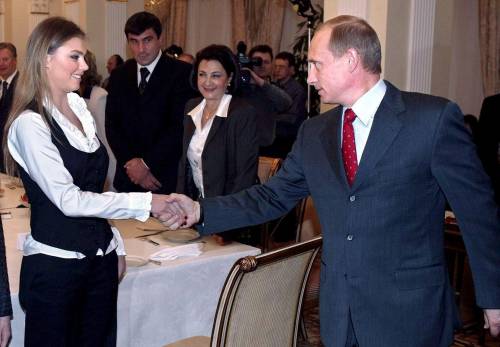 Alina, la ginnasta amica di Putin adesso porta la fiaccola