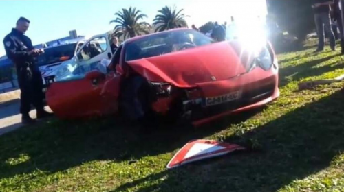 L'ex rossonero Niang si schianta con la Ferrari contro un albero