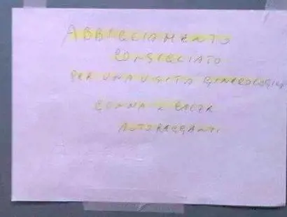 Consiglio alle pazienti: "Visita ginecologica in gonna e autoreggenti". Polemica a Gallipoli