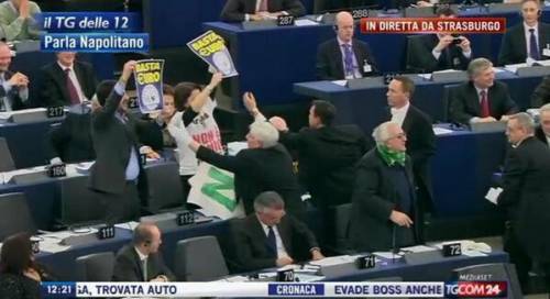 Gli eurodeputati leghisti contestano Napolitano a Strasburgo