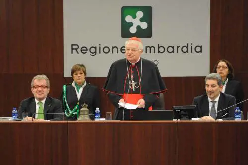 Il cardinale entra, i grillini se ne vanno
