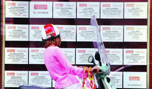 Case, un piccolo boom Il costo della vita cala e la gente torna in città