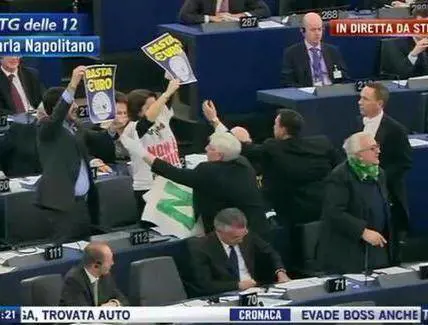Napolitano «silenziato» Show anti euro della Lega