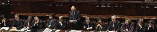 Figuraccia del governo costretto a rimangiarsi la tassa sul telefonino