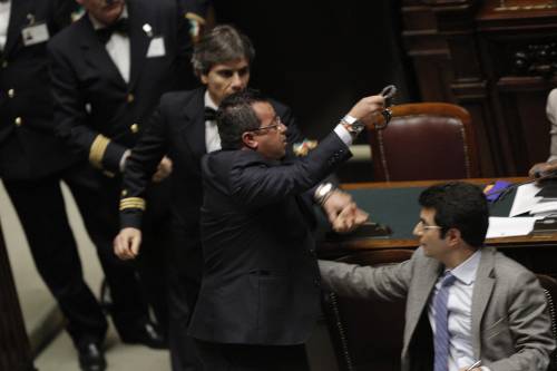 Via libera allo svuotacarceri E in aula tornano le manette