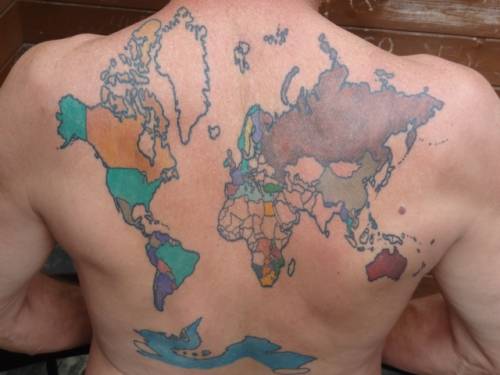 Il mondo tatuato sulla schiena
