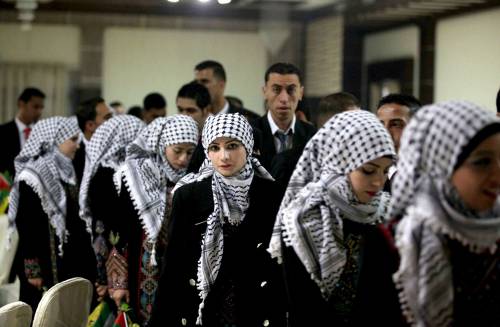 Gaza, nozze di massa per quaranta coppie