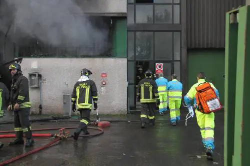 Incendio in un capannone