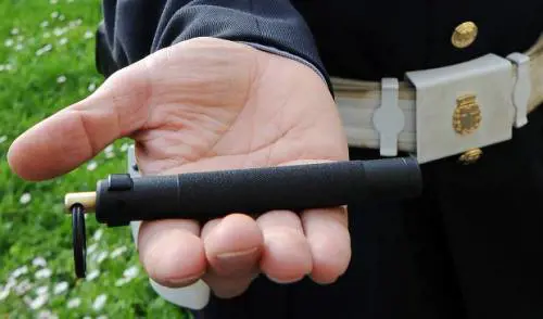 Spray al peperoncino a polizia e carabinieri