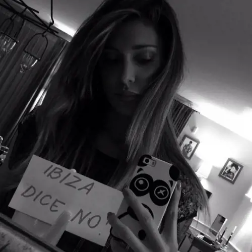 Belen si butta sul sociale tra famiglia e scatti hot