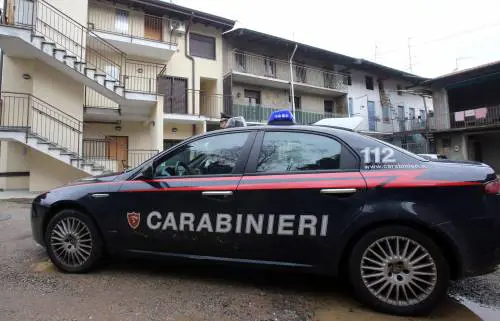In auto con la musica alta. Ucciso da un indiano con un colpo di cacciavite 