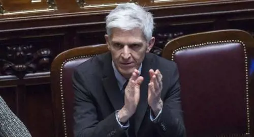Tutti contro il ministro Bray