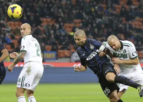La testa di Samuel salva l'Inter dai piedi di piombo