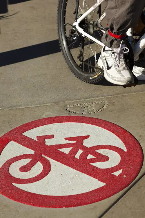 In bici contromano? Un'idea malsana. Finirà per ritorcersi contro chi guida