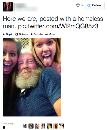 I selfie da soli sono superati: adesso si passa agli autoscatti coi senzatetto 