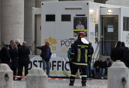 Due uomini minacciano di darsi fuoco in Piazza S.Pietro: uno fa parte dei "forconi"