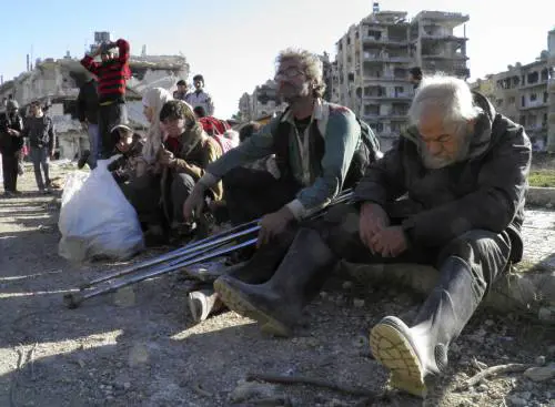 Civili evacuati dalla città di Homs