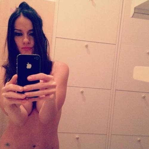 Instagram e Twitter, tra le vip spopola il "selfie" nudo