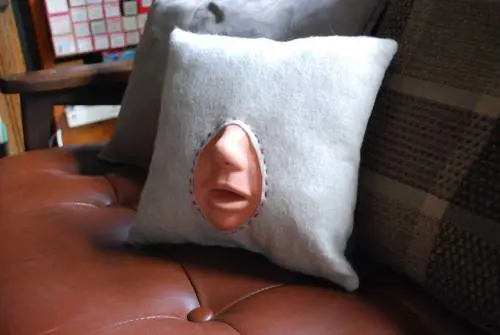 Temete di non saper baciare? Arriva un cuscino che vi può dare una mano