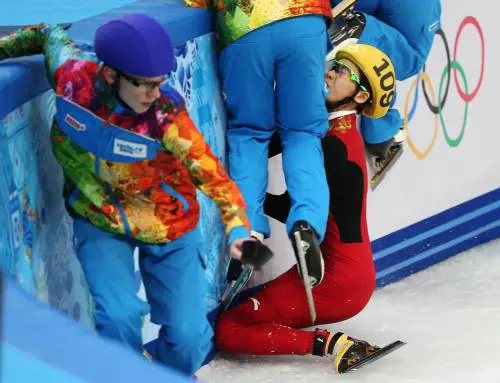 Sochi, la pattinatrice cinese cade e travolge i giudici