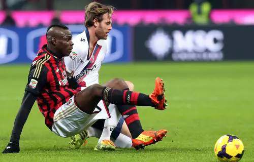 Supermario gol da show. Milan vince ma che noia