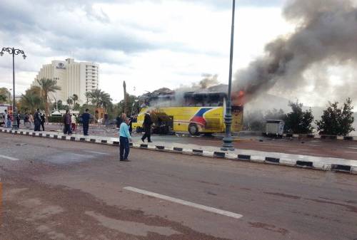 Al Qaida alza il tiro. In Egitto è strage sul bus dei turisti