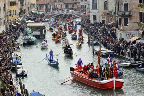 Al via il Carnevale di Venezia: 100 barche sul Canal Grande