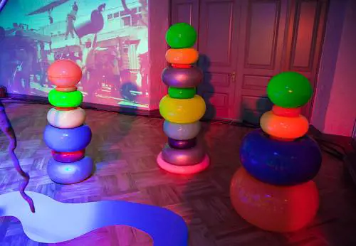 L'idea di bellezza eterna tra pin up e feticismo: a Milano arriva "Psionics"