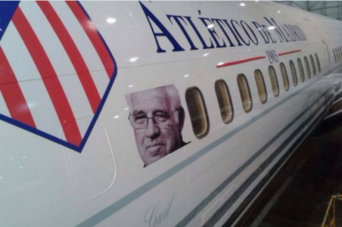 La carlinga dell'aereo dell'Atletico Madrid decorata con la foto di Luis Aragones