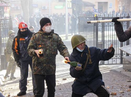 Ucraina, assaltata sede del partito del presidente