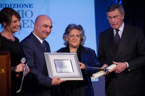 Premio a Marino Finozzi assessore al Turismo del Veneto consegnato da Magda Antonioli Corigliano e Jean Marc Droulers